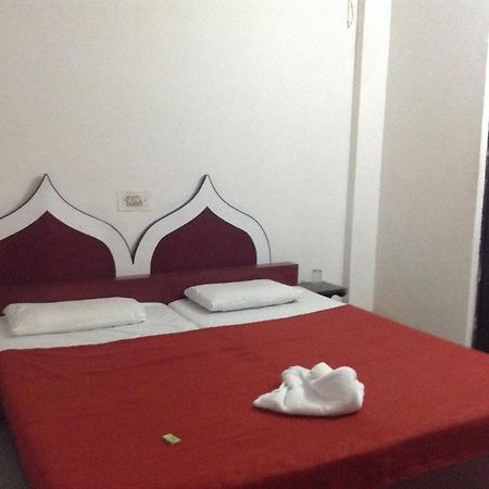Hotel Safari アーグラ エクステリア 写真