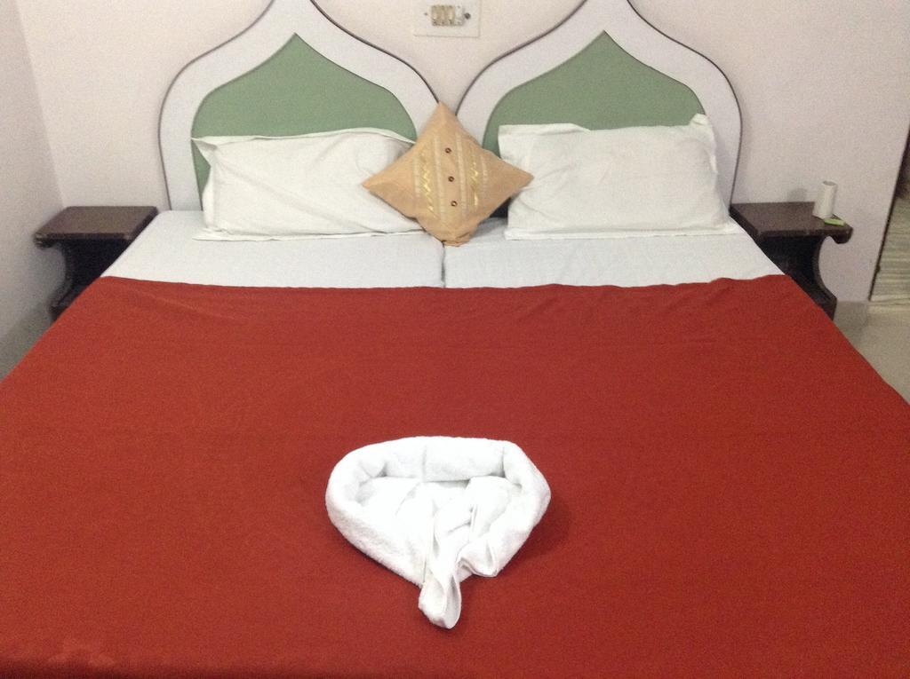 Hotel Safari アーグラ エクステリア 写真